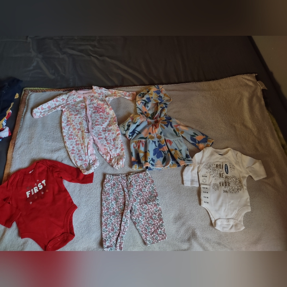 Bundle Of (5) Baby Clothing Items/Size 0-3 Months (Girls)